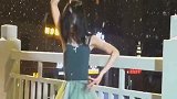 雪花下面的美女，舞姿真优雅
