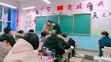 老师给每人一杯雪碧，这家伙直接拿热水壶招呼了