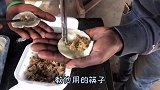 教非洲员工包中国饺子，东北酸菜猪肉馅的，他们吃的真香
