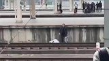 男子发现走错站台后，想拿着行李横穿轨道