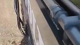 管道止不住漏油，车主不知如何是好