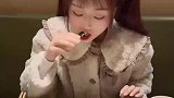 女友给男子做进口拍黄瓜，绿色无污染