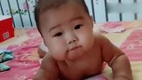 这么小的宝宝居然会爬了，小胳膊和腿都很有劲，好厉害！