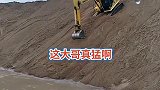 开挖掘机玩滑梯,司机的心太大了,老板心都提到嗓子眼了