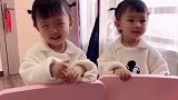 双胞胎女宝宝长得好可爱，动作表情都是一模一样的，太萌了！