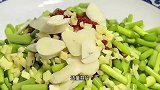 酸辣脆爽超解腻的“生腌蒜薹”，夏天最好吃的小凉菜，太爽啦