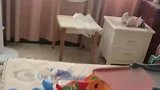 男孩玩弄财神爷的香灰，家长气得说话都颤抖