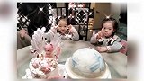 杨威夫妇为双胞胎女儿庆岁生日，欢欢戴皇冠拿权杖宛如选美冠军