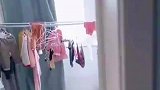 女子回家看到父女两人，一人拿着一台手机正玩得不亦乐乎