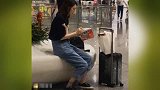 恩爱是假象？洪欣张丹峰全程无交流 洪欣全程打游戏像生闷气
