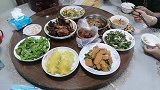 湖北婆婆晚餐做了9个菜，广东媳妇只敢吃这道水果餐，为啥