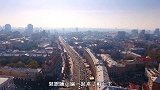 手指伸进玻璃瓶后迅速抽出，玻璃瓶瞬间破裂？这是什么原因