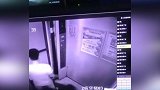 湖南一女孩电梯内遭男子拉拽头发搂抱 警方：已展开调查
