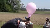 10000个气球能带人飞天吗小哥作死亲身实验，意外发生了