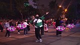 张艺兴混进阿姨群，跟着音乐大跳广场舞，小碎步太有反差萌