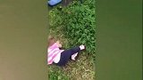 小宝拿着壁虎就往嘴里吃，可把壁虎给吓坏了！