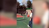 人美还会打球 小姐姐三分球说来就来