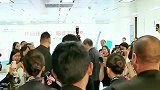 来不及了，胡机长喊你一起登机！