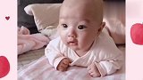 光头小宝宝趴在床上练习抬头，接下来呆萌的表情好萌，太可爱了！