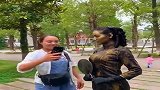 游客都跟最美铜人合影，在美女这还好好的，到这位大哥这瞬间傻眼