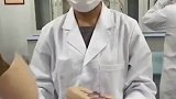 医学生给模特装器官，手忙脚乱同伴看不下去了