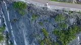 挂壁公路上行驶的汽车，桑植茅岩河