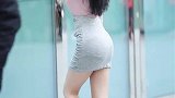 是不是每个女生看见镜子都要照一下？