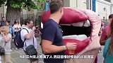 国外街头出现走路“器官”，画面非常魔性，居然还能这么玩！