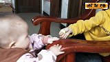 宝宝吃姐姐的零食，不给她还吵吵，吃到嘴里后，小舞跳起来！