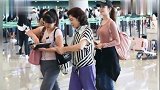 郎朗出席活动贴心为爱妻整理裙子,老婆S型身材超抢镜