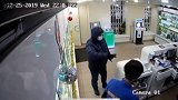 男子持枪打劫却被店员反杀 掏手榴弹又被灭火器喷一脸