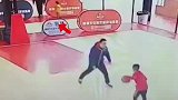 小朋友一个假动作，晃倒俩大人