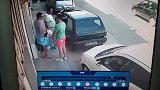 爱车被堵，司机直接抬车走，不是监控谁信！
