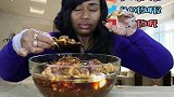 黑人美女吃海鲜大餐，满满一大盆下肚满足了