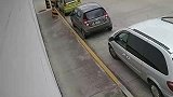 监控拍下这无耻的一幕，大叔颤颤巍巍地走向一辆小车