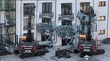 德国：一建筑商因开发商欠钱，开挖掘机拆毁公寓阳台