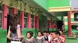 幼师小姐姐教小朋友们跳舞，认真学习的样子，太可爱了！