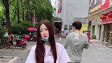 街头抢包的小伙，结果碰到了行为反常的女子