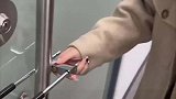 大门的门锁锁反了，钥匙想插都插不进去