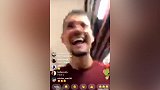 这是谁的美臀？洛夫伦赛后直播拍到又圆又白的屁股