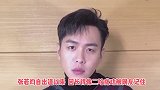 张若昀借奖杯合影，手拿奖杯仔细查看，向往的表情令人心酸