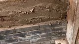 把卫生打扫一下，公公在修补土墙，朴实的农村生活真好