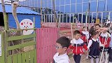 小朋友被鸵鸟打劫了
