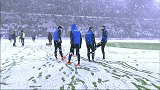 尤文球员短袖短裤雪中热身 众将抱团取暖看着都冷