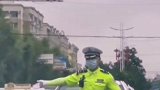 8月12日吉林四平 交警冒雨花式指挥交通 姿势优雅如图芭蕾舞者