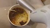 男子隔离没热水，便用吹风机来做泡面