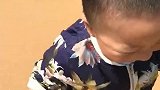 青岛海边沙滩，孩子第二次来海边！