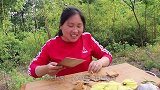 烧烤这样吃才叫爽，胖妹30元买10个菜，1人吃1盆，真过瘾