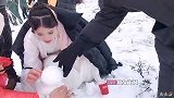 欧阳娜娜穿仙女古装堆雪人，玩雪还不忘吃零食真是太可爱了