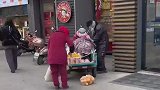 爷爷带着瘫痪的老伴出来卖橙子，家里没人照顾，瘫痪多年了